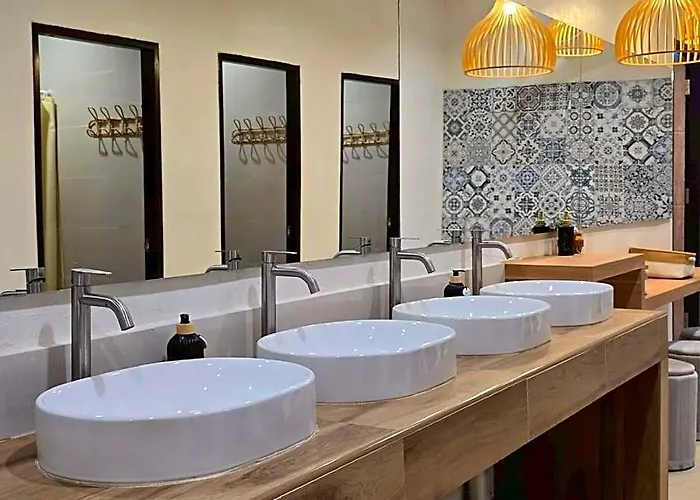 De Sea Poshtel فندق